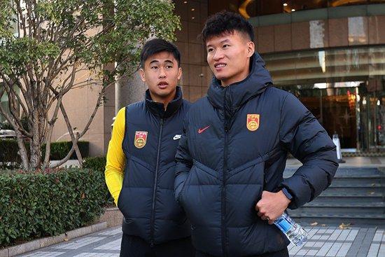     12月17日，上海，戴伟浚（左）与林良铭赴国足报到备战亚洲杯赛。视觉中国供图
