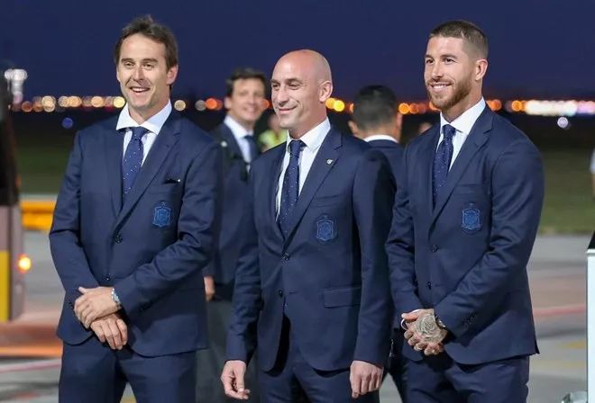世界杯运动员为什么穿两件衣服(2018世界杯西装大乱斗：西班牙是来搞笑的？)