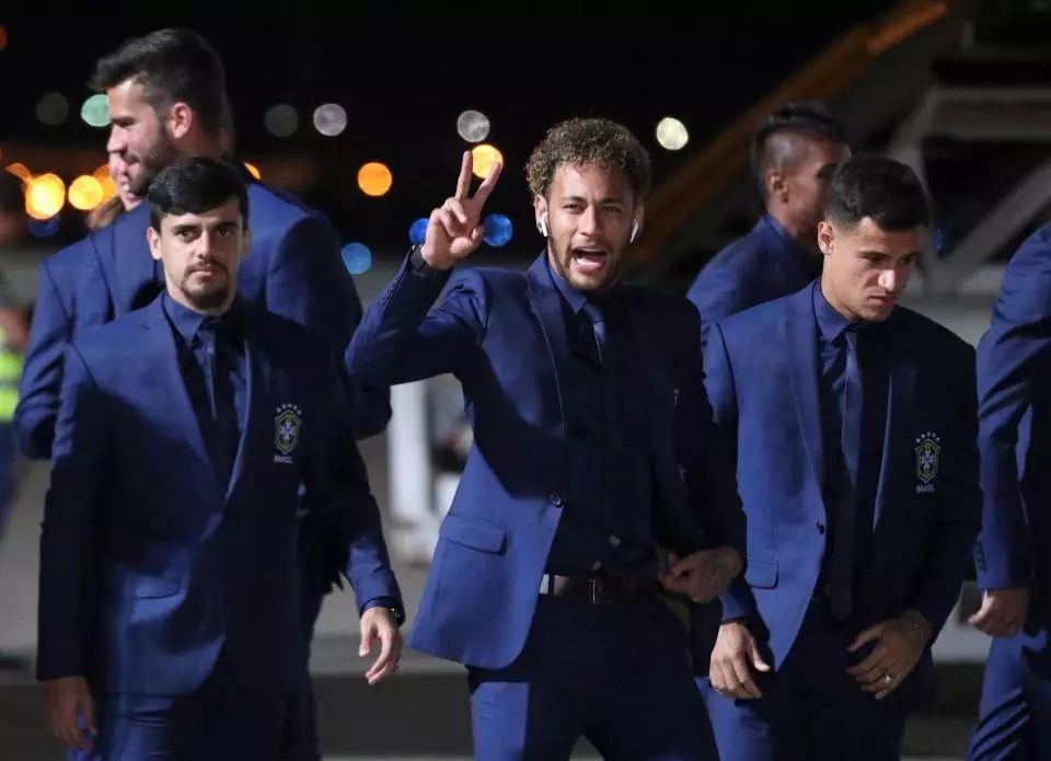 世界杯运动员为什么穿两件衣服(2018世界杯西装大乱斗：西班牙是来搞笑的？)